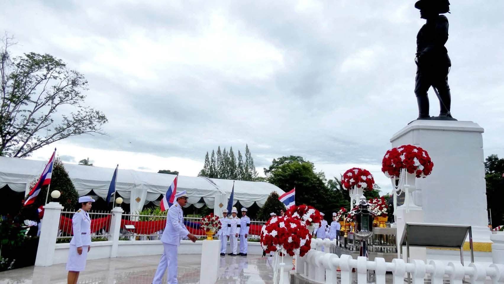 พช.สุราษฎร์ธานี ร่วมพิธีทำบุญตักบาตรพระสงฆ์ 111 รูป และวางพานพุ่มถวายราชสักการะ รัชกาลที่ 6 เนื่องใน "วันสุราษฎร์ธานี" ครบรอบ 111 ปี