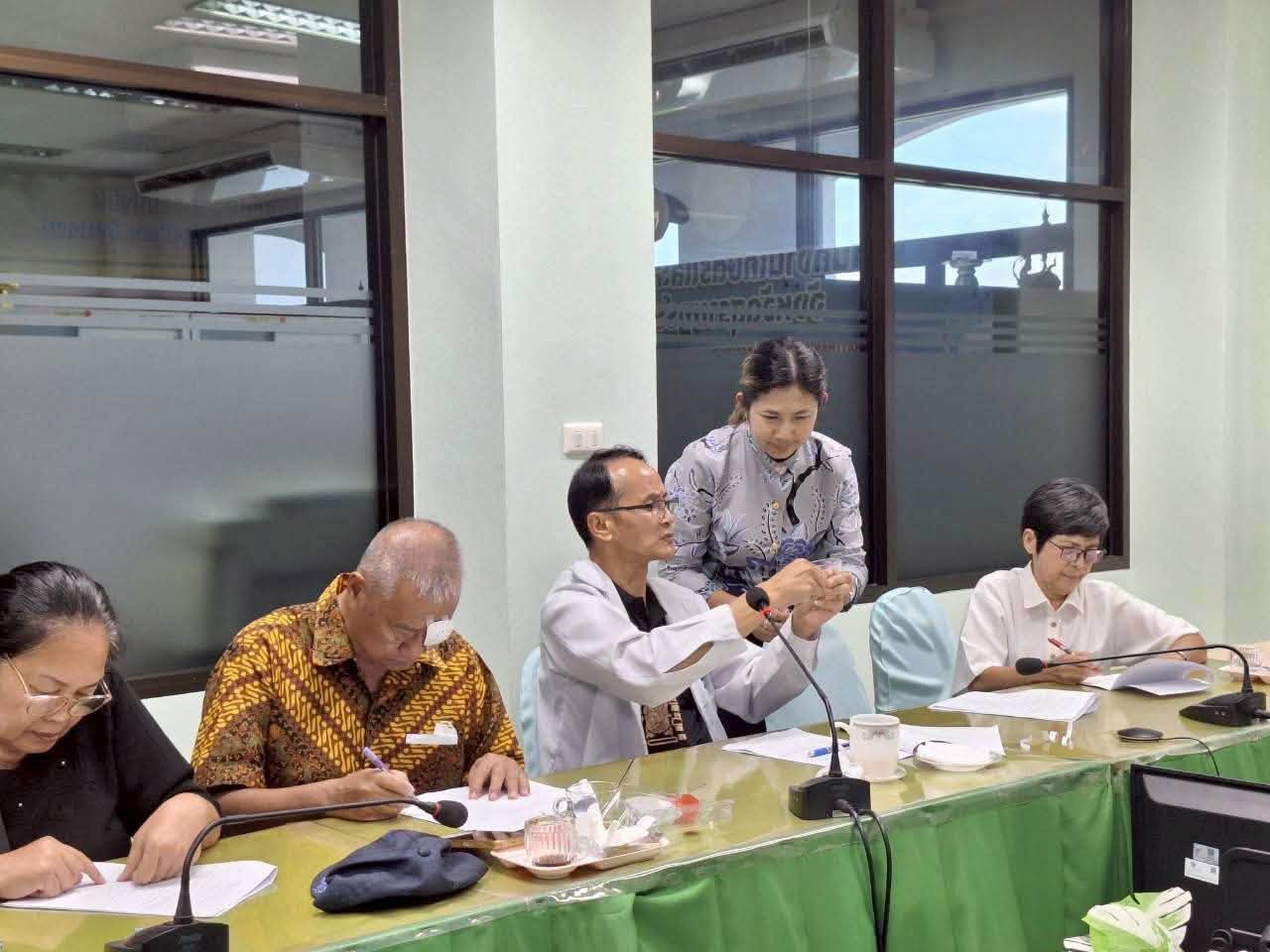 พช.สุราษฎร์ ประชุมคัดเลือกผู้ประกอบการเข้าร่วมงานศิลปาชีพ ประทีปไทย OTOP หลอมดวงใจ ด้วยพระบารมี ปี 2569  