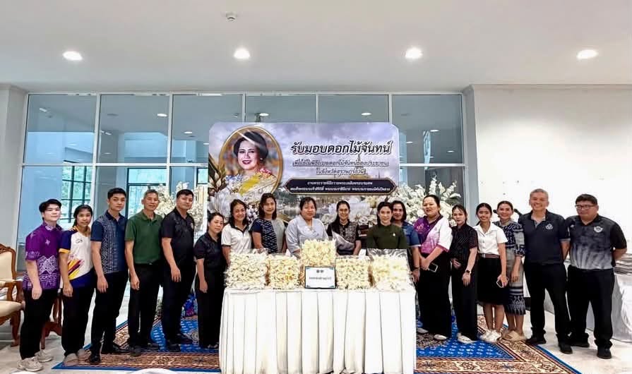 พช.สุราษฎร์ธานี รวมพลังสามัคคี เตรียมสถานที่จัดกิจกรรมรับมอบดอกไม้จันทน์จากภาคีเครือข่าย 19 อำเภอ